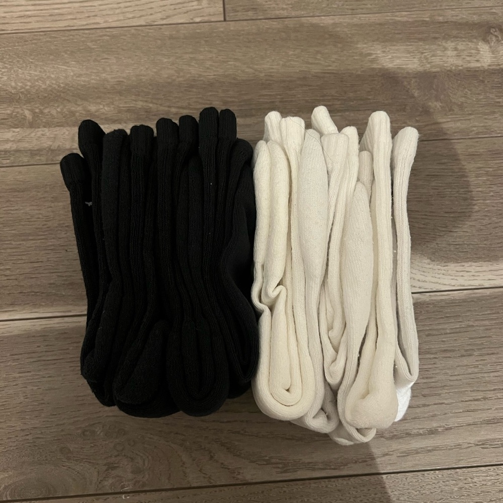 Nike socks new pair of six (3 black, 3 white)